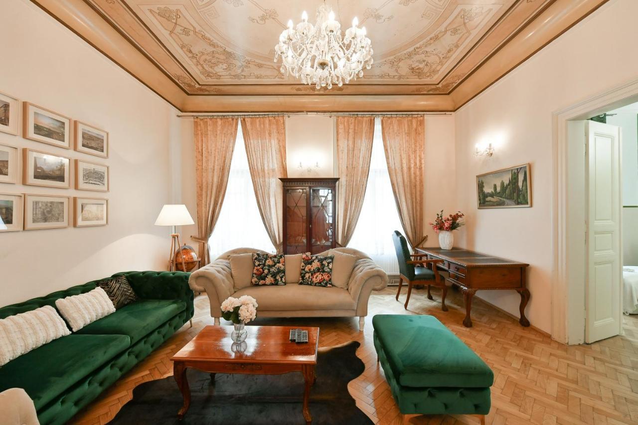 Stunning Charles Bridge Apartment Prag